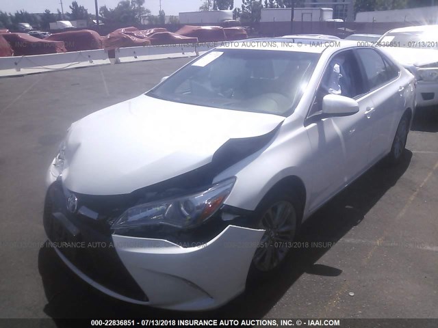 4T1BF1FK0HU316066 - 2017 TOYOTA CAMRY LE/XLE/SE/XSE WHITE photo 2