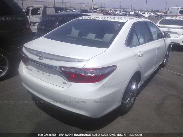 4T1BF1FK0HU316066 - 2017 TOYOTA CAMRY LE/XLE/SE/XSE WHITE photo 4