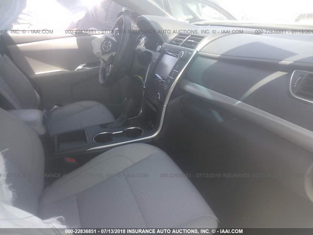 4T1BF1FK0HU316066 - 2017 TOYOTA CAMRY LE/XLE/SE/XSE WHITE photo 5