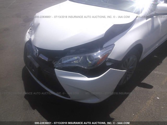4T1BF1FK0HU316066 - 2017 TOYOTA CAMRY LE/XLE/SE/XSE WHITE photo 6