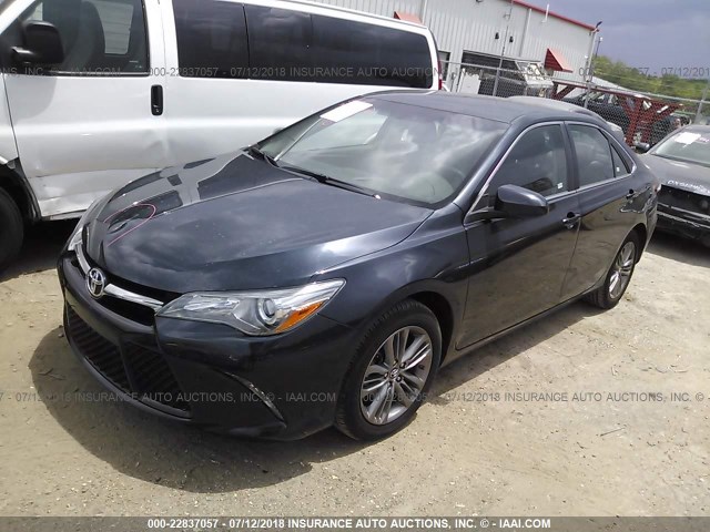 4T1BF1FK7HU441405 - 2017 TOYOTA CAMRY LE/XLE/SE/XSE BLACK photo 2