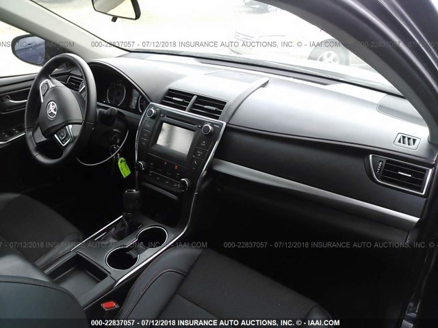 4T1BF1FK7HU441405 - 2017 TOYOTA CAMRY LE/XLE/SE/XSE BLACK photo 5