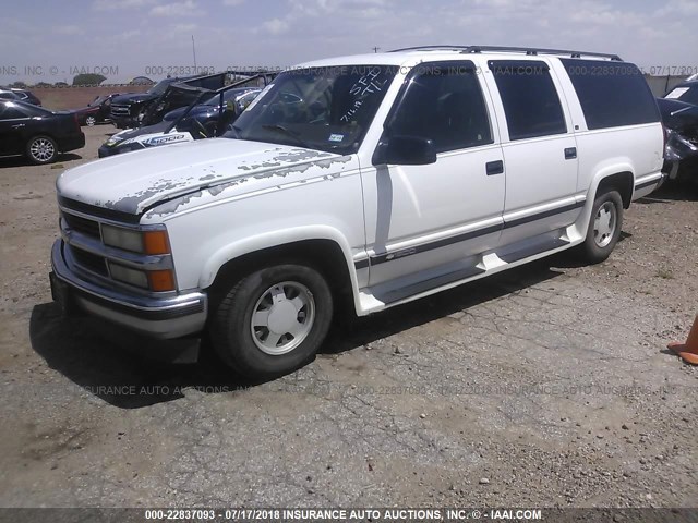 1GNEC16RXWJ301118 - 1998 CHEVROLET SUBURBAN C1500 WHITE photo 2