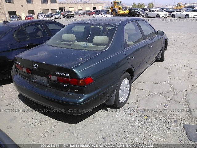 JT2BF28K5W0119270 - 1998 TOYOTA CAMRY LE/XLE GREEN photo 4