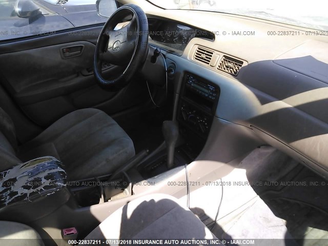 JT2BF28K5W0119270 - 1998 TOYOTA CAMRY LE/XLE GREEN photo 5