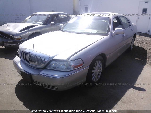 1LNHM83W34Y654001 - 2004 LINCOLN TOWN CAR ULTIMATE SILVER photo 2