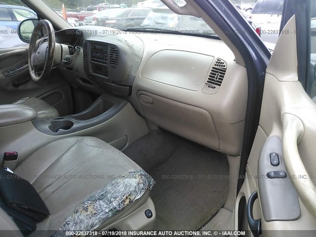 1FMRU17L5XLA77937 - 1999 FORD EXPEDITION BLUE photo 5