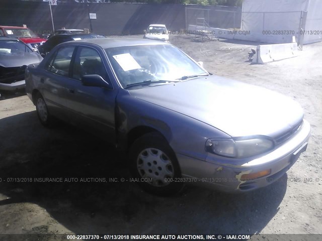 4T1BG12K8TU815077 - 1996 TOYOTA CAMRY DX/LE/XLE ნაცრისფერი ფოტო 1