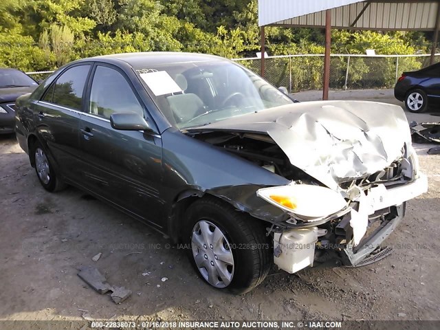 JTDBE32K040252959 - 2004 TOYOTA CAMRY LE/XLE BLUE photo 1