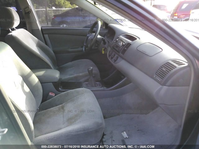 JTDBE32K040252959 - 2004 TOYOTA CAMRY LE/XLE BLUE photo 5