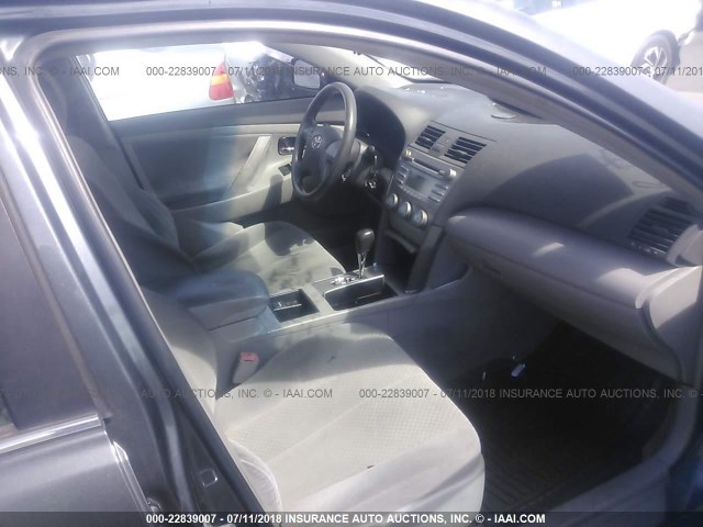 4T4BE46K49R077486 - 2009 TOYOTA CAMRY SE/LE/XLE ნაცრისფერი ფოტო 5