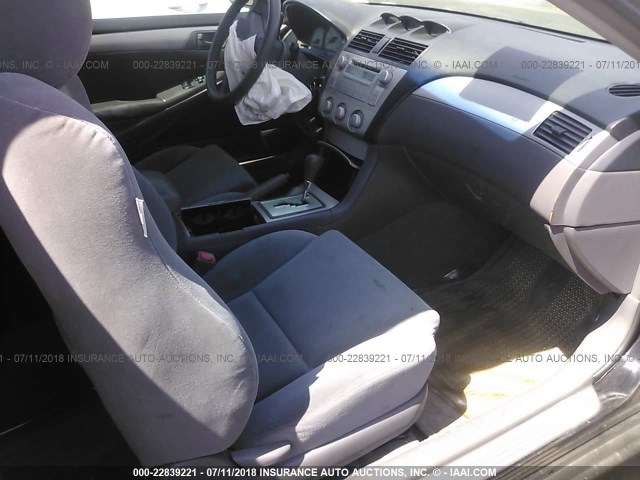 4T1CE38P74U890055 - 2004 TOYOTA CAMRY SOLARA SE/SLE Qara foto 5