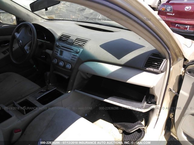 4T1BF3EK2BU229791 - 2011 TOYOTA CAMRY SE/LE/XLE 金色 照片 5