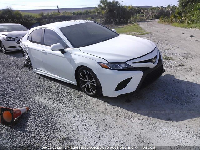 4T1B11HK7JU572240 - 2018 TOYOTA CAMRY L/LE/XLE/SE/XSE WHITE photo 1