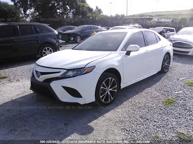 4T1B11HK7JU572240 - 2018 TOYOTA CAMRY L/LE/XLE/SE/XSE WHITE photo 2