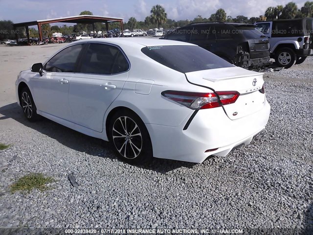 4T1B11HK7JU572240 - 2018 TOYOTA CAMRY L/LE/XLE/SE/XSE WHITE photo 3