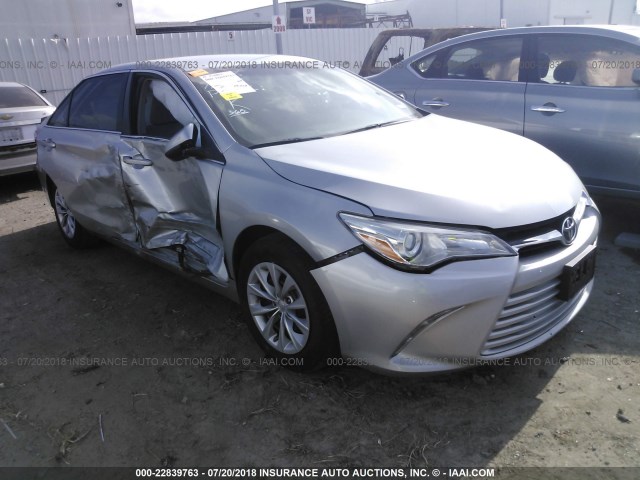 4T4BF1FK8FR513411 - 2015 TOYOTA CAMRY LE/XLE/SE/XSE SILVER photo 1