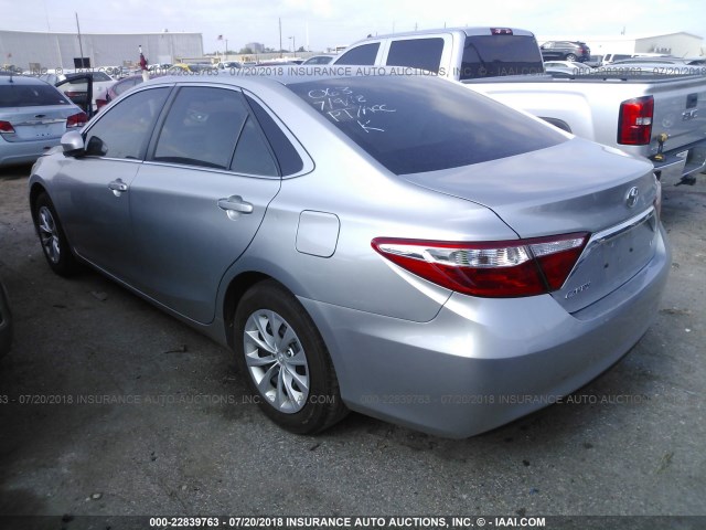 4T4BF1FK8FR513411 - 2015 TOYOTA CAMRY LE/XLE/SE/XSE SILVER photo 3