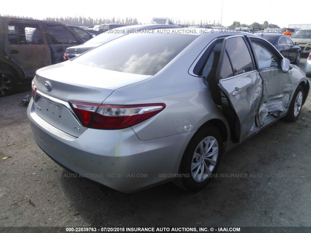 4T4BF1FK8FR513411 - 2015 TOYOTA CAMRY LE/XLE/SE/XSE SILVER photo 4