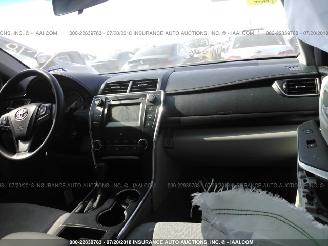 4T4BF1FK8FR513411 - 2015 TOYOTA CAMRY LE/XLE/SE/XSE SILVER photo 5