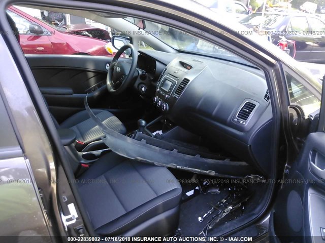 3KPFL4A73HE008469 - 2017 KIA FORTE LX/S GRAY photo 5