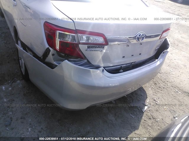 4T1BD1FK4DU072065 - 2013 TOYOTA CAMRY HYBRID/LE/XLE 银色 照片 6