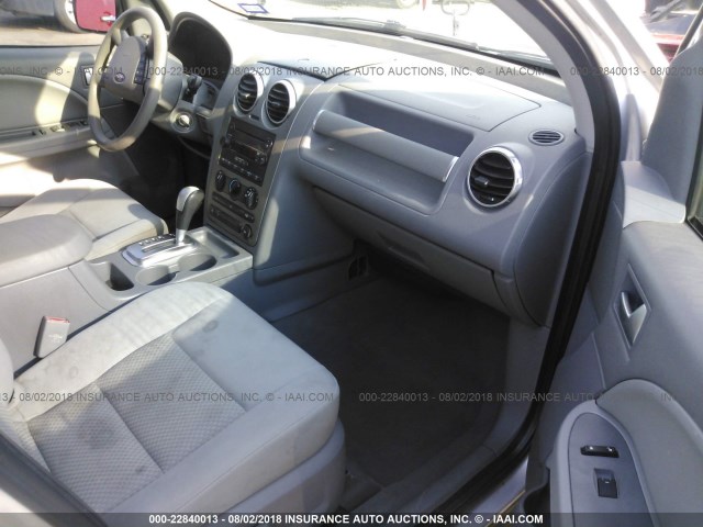 1FMZK01125GA25999 - 2005 FORD FREESTYLE SE SILVER photo 5