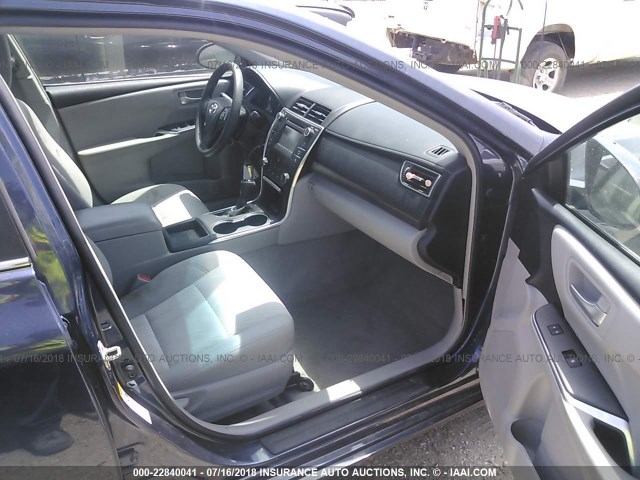 4T1BF1FK6GU591309 - 2016 TOYOTA CAMRY LE/XLE/SE/XSE BLUE photo 5