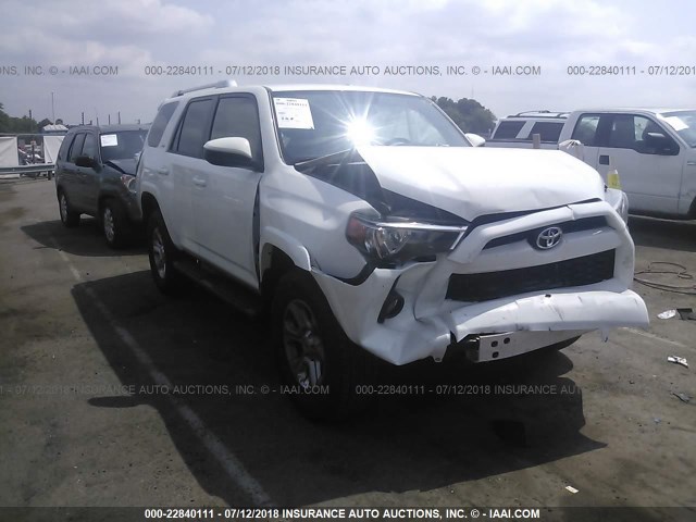 JTEBU5JR9J5550613 - 2018 TOYOTA 4RUNNER SR5 PREM/LTDL/TRAIL/TRD WHITE photo 1