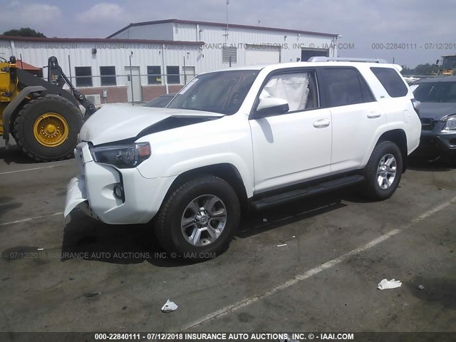 JTEBU5JR9J5550613 - 2018 TOYOTA 4RUNNER SR5 PREM/LTDL/TRAIL/TRD WHITE photo 2