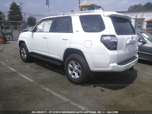 JTEBU5JR9J5550613 - 2018 TOYOTA 4RUNNER SR5 PREM/LTDL/TRAIL/TRD WHITE photo 3