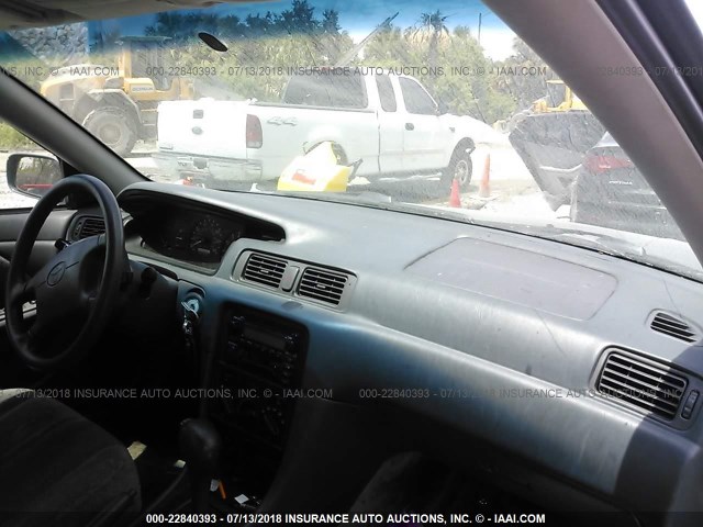 4T1BG22K2YU973797 - 2000 TOYOTA CAMRY CE/LE/XLE BLUE photo 5