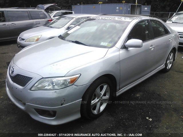 4T1BF3EK6BU205557 - 2011 TOYOTA CAMRY SE/LE/XLE ვერცხლისფერი ფოტო 2