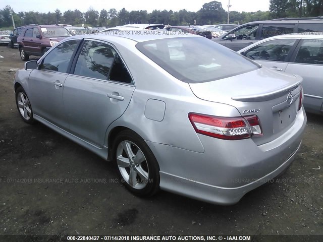 4T1BF3EK6BU205557 - 2011 TOYOTA CAMRY SE/LE/XLE ვერცხლისფერი ფოტო 3