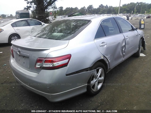 4T1BF3EK6BU205557 - 2011 TOYOTA CAMRY SE/LE/XLE ვერცხლისფერი ფოტო 4