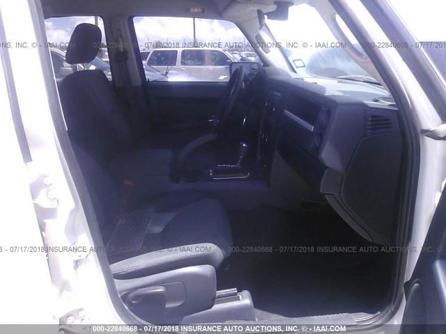 1J8HG48K98C205637 - 2008 JEEP COMMANDER SPORT Weiß Foto 5