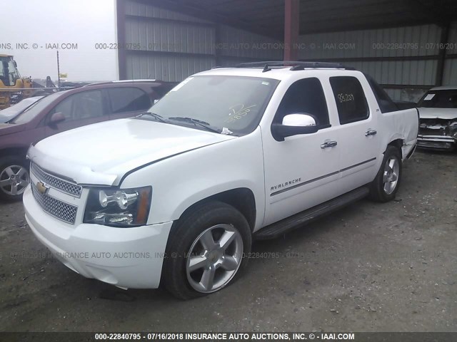 3GNTKGE77CG213850 - 2012 CHEVROLET AVALANCHE LTZ WHITE photo 2