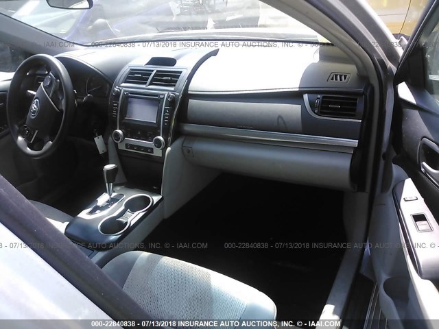 4T4BF1FK4DR330262 - 2013 TOYOTA CAMRY L/SE/LE/XLE 银色 照片 5