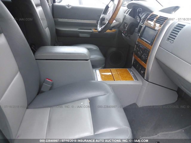 1A8HX58P19F708208 - 2009 CHRYSLER ASPEN LIMITED SILVER photo 5