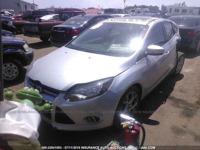 1FAHP3N20CL475697 - 2012 FORD FOCUS TITANIUM SILVER photo 2