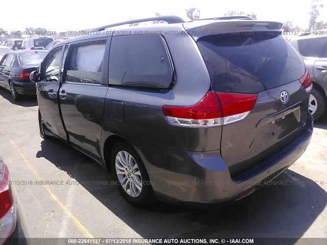 5TDYK3DC1ES497583 - 2014 TOYOTA SIENNA XLE/LIMITED GRAY photo 3