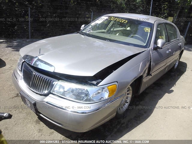 1LNHM81W22Y670772 - 2002 LINCOLN TOWN CAR EXECUTIVE Braun Foto 2