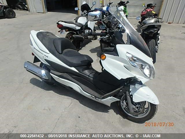 JS1CK44B6B2100390 - 2011 SUZUKI AN400 A WHITE photo 1