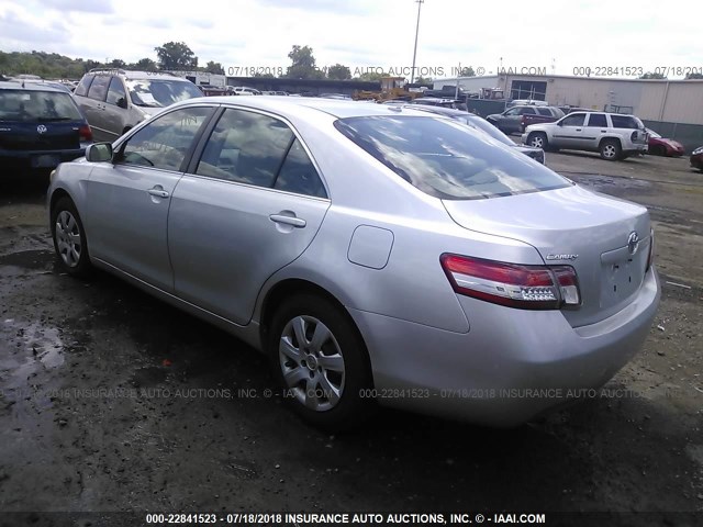 4T4BF3EK6AR033521 - 2010 TOYOTA CAMRY SE/LE/XLE ვერცხლისფერი ფოტო 3