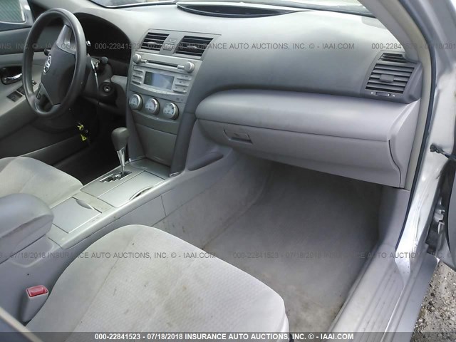 4T4BF3EK6AR033521 - 2010 TOYOTA CAMRY SE/LE/XLE ვერცხლისფერი ფოტო 5