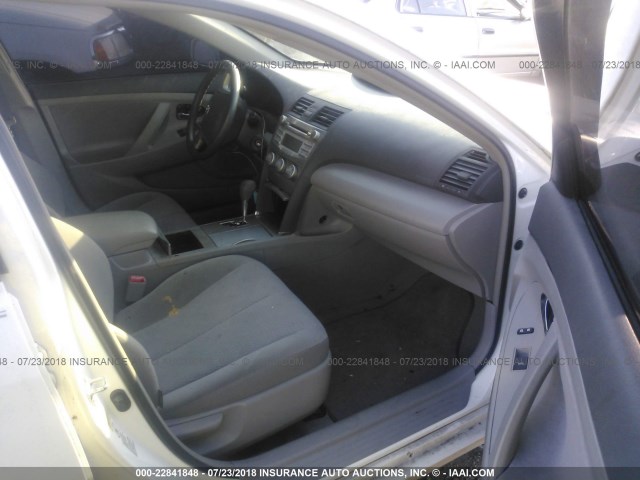 4T1BF3EK2AU554178 - 2010 TOYOTA CAMRY SE/LE/XLE თეთრი ფოტო 5