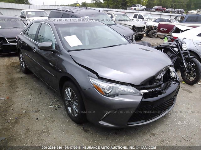 4T1BF1FK9HU420944 - 2017 TOYOTA CAMRY LE/XLE/SE/XSE 灰色 照片 1