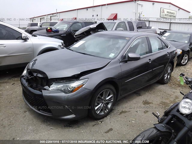 4T1BF1FK9HU420944 - 2017 TOYOTA CAMRY LE/XLE/SE/XSE 灰色 照片 2