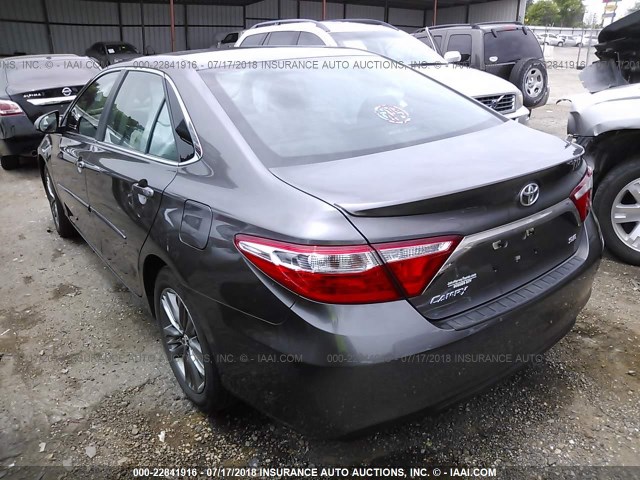 4T1BF1FK9HU420944 - 2017 TOYOTA CAMRY LE/XLE/SE/XSE 灰色 照片 3