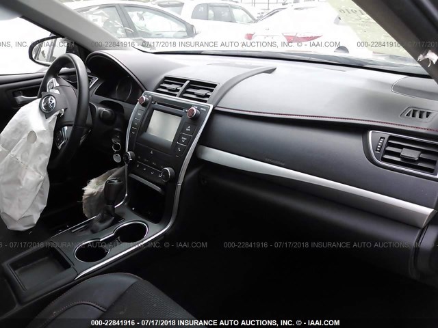 4T1BF1FK9HU420944 - 2017 TOYOTA CAMRY LE/XLE/SE/XSE 灰色 照片 5